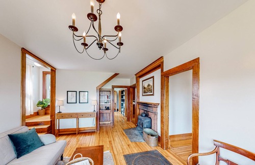 Cavendish Casa | Historic mountain-view farmhouse with lovingly restored interior - dog-friendly