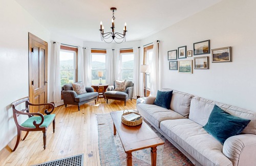 Cavendish Casa | Historic mountain-view farmhouse with lovingly restored interior - dog-friendly
