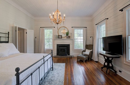 Pomaria Otro | Historic Oakland House -Beautifully Restored 1820s Farmhouse 4 Beds with Pool