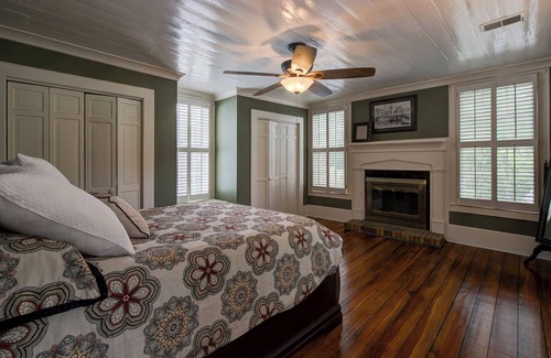 Pomaria Otro | Historic Oakland House -Beautifully Restored 1820s Farmhouse 4 Beds with Pool