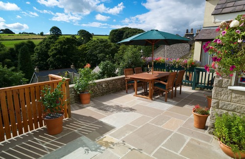 Tideswell Cabaña | Casita histórica con zona de comedor privada con vistas al jardín y a Dale