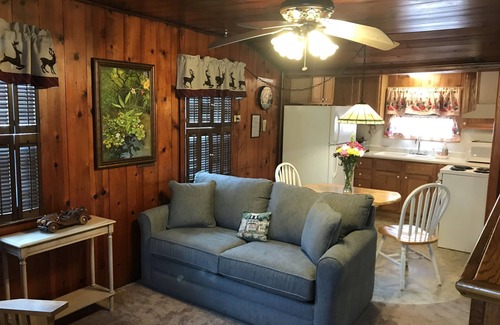 South Bend Cabaña | La propiedad histórica es un lugar tranquilo y confortable para alojarse.