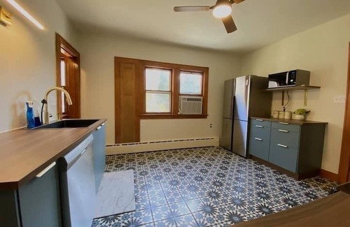 Wauwatosa Apartamento | Historic Renovated 3Br in Wonderful Neighborhood
