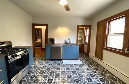 Wauwatosa Apartamento | Historic Renovated 3Br in Wonderful Neighborhood
