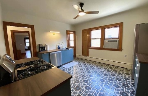 Wauwatosa Apartamento | Historic Renovated 3Br in Wonderful Neighborhood