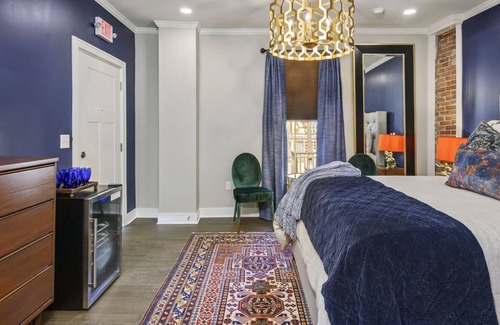 Parkville Apartamento | ✰Historic Retreat✰ on Charming Main Street