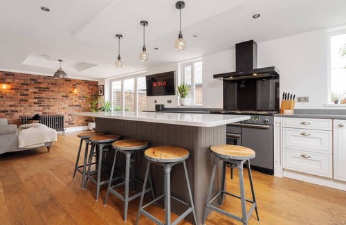 Kirkby Otro | Historic Retreat with Large Garden | Free Parking