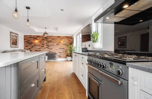 Kirkby Otro | Historic Retreat with Large Garden | Free Parking