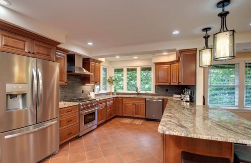 Moravia Casa | Historic Samuel Hopkins Adams 6bd/4 bath- Level lakefront Home sleeps 14!