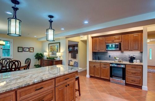 Moravia Casa | Historic Samuel Hopkins Adams 6bd/4 bath- Level lakefront Home sleeps 14!