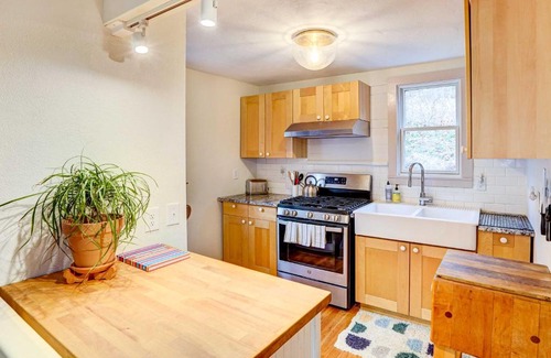 Saugerties South Casa | Historic Saugerties Home with Deck River Views!