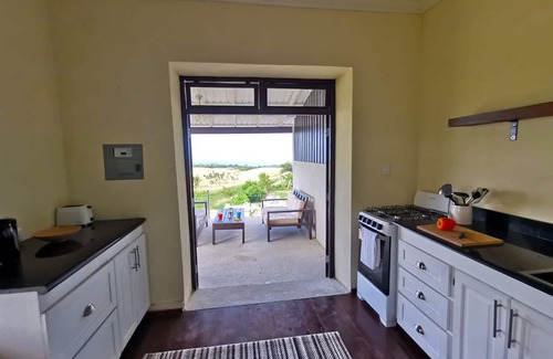 Gibbs Bay Apartamento | Historic sea view 1 bed apartment in restored stone house