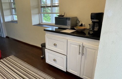 Gibbs Bay Apartamento | Historic sea view 1 bed apartment in restored stone house