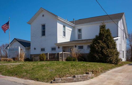 Williamstown Casa | Historic Simmons Estate sleeps 20