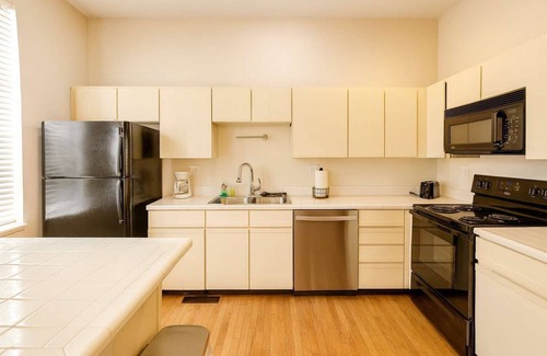 Soulard Apartamento | Soulard Historic 2BR Flat w/ Balcony, Workspace & Parking—Walk to Market