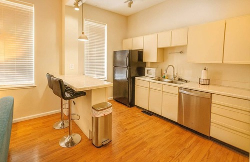 Soulard Apartamento | Soulard Historic 2BR Flat w/ Balcony, Workspace & Parking—Walk to Market