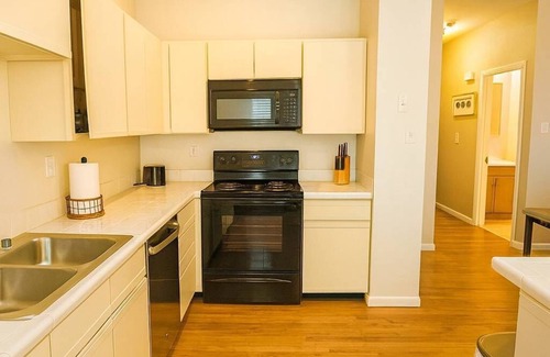 Soulard Apartamento | Soulard Historic 2BR Flat w/ Balcony, Workspace & Parking—Walk to Market