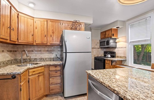 North Wales Casa | ♛Historic & Spacious Oasis ~ 5★ Location, Backyard