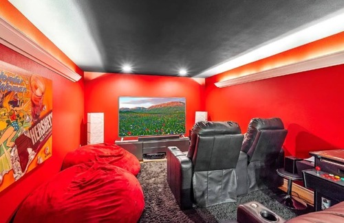 Snohomish Casa | Historic Speak Easy Wine Cellar and Movie Theatre Guest Room