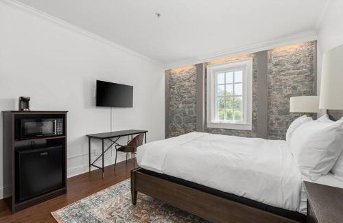 Santa Rosa Apartamento | Historic Stonehouse Getaway Minutes to Downtown!