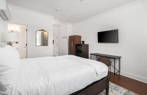 Santa Rosa Apartamento | Historic Stonehouse Getaway Minutes to Downtown!