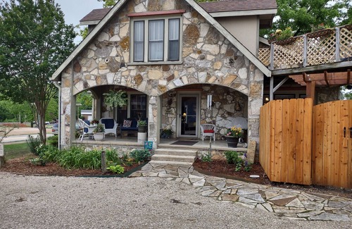 Hardy Casa | Historic Stonehouse on Main St. Walking distance to shops, restaurant the River.