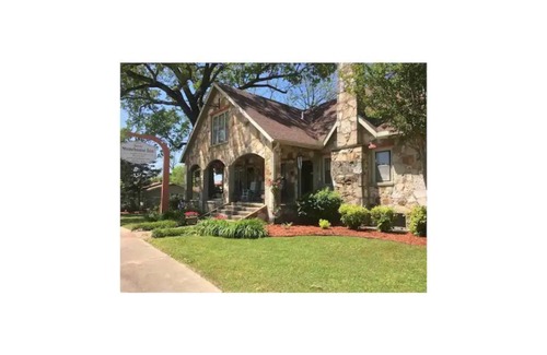 Hardy Casa | Historic Stonehouse on Main St. Walking distance to shops, restaurant the River.