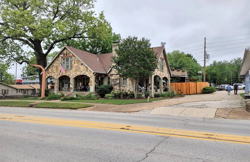 Hardy Casa | Historic Stonehouse on Main St. Walking distance to shops, restaurant the River.