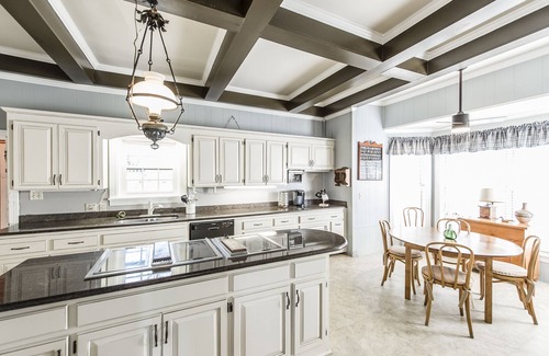 Gallatin Casa | Historic Stonewall Stays Room for 12 w/ New Bunk Room