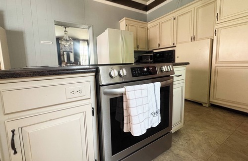 Gallatin Casa | Historic Stonewall Stays Room for 12 w/ New Bunk Room
