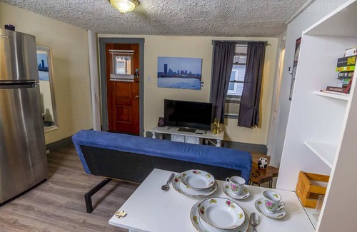 Bloomfield Apartamento | Historic Studio - Nestled in Little Italy