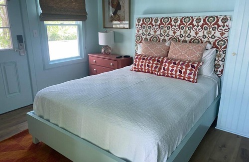 Lenox Cama Y Desayuno | Historic Susan B. Anthony Room - Cozy & Charming Stay
