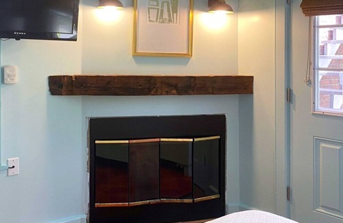 Lenox Cama Y Desayuno | Historic Susan B. Anthony Room - Cozy & Charming Stay