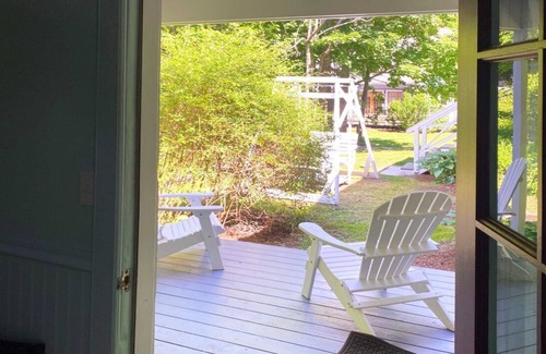 Lenox Cama Y Desayuno | Historic Susan B. Anthony Room - Cozy & Charming Stay