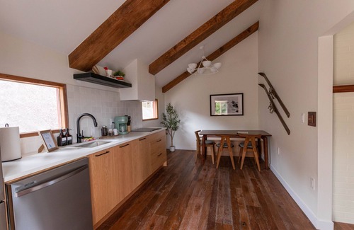 Golden Chalet De Esquí | Historic Swiss-Style Chalet | Prime Location