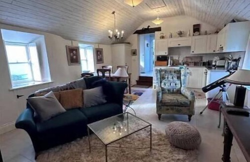 Tullaroan Cabaña | Historic Thatched Cottage Getaway in Kilkenny