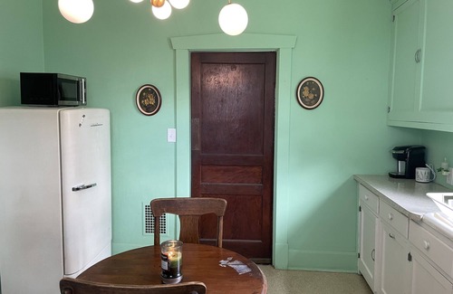 Springfield Casa | Historic Time Capsule in DT Springfield - 30 Mins from DT Nashville