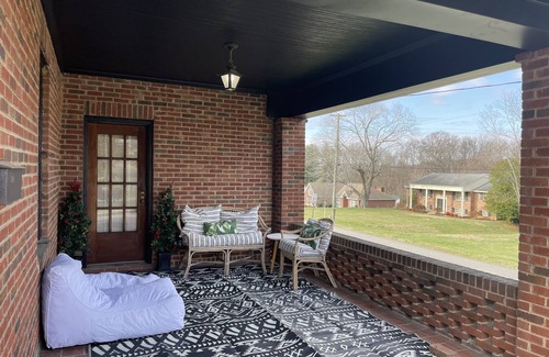 Springfield Casa | Historic Time Capsule in DT Springfield - 30 Mins from DT Nashville