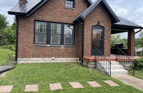 Springfield Casa | Historic Time Capsule in DT Springfield - 30 Mins from DT Nashville