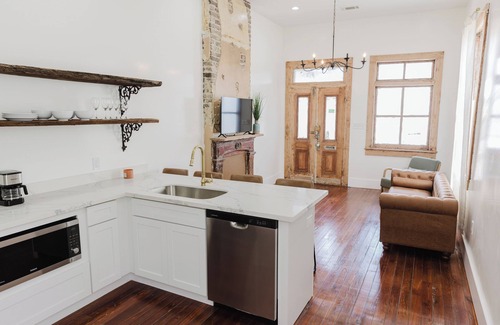 Faubourg Delassize Casa | historic uptown shotgun off st Charles ave