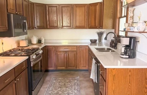 Eureka Casa | Historic Victorian Charm 5 bedroom 2 Bath. EV Charging