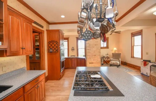 Wales Casa | Historic, Vintage, Classy, 11 bed, 5+ bath!