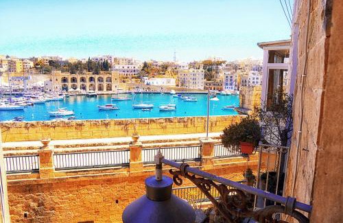 Birgu Apartamento | Historic Vittoriosa Maisonette with Sea View
