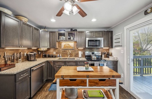 Berkeley Springs Casa | Historic William Smith House - Pets | Grill | Creekside | Wifi | Deck | Fire Pit