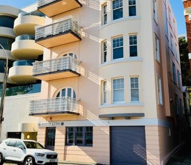 Oriental Bay Apartamento | Historical 2 beds apartment with Harbour Views in OBay