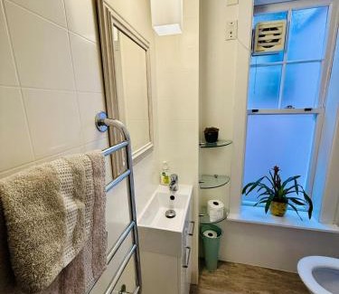 Oriental Bay Apartamento | Historical 2 beds apartment with Harbour Views in OBay