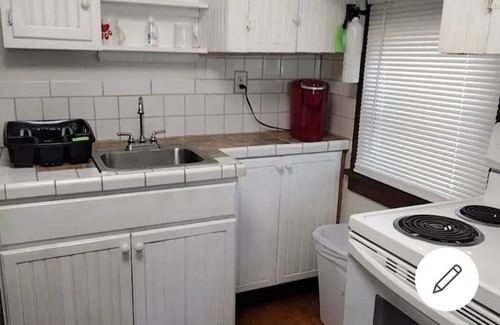 Hillsdale Apartamento | Historical Cottage Upper Level 2 Bedroom Duplex