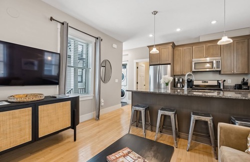 West End Condominio | Historical & dog-friendly West End condo with parking - walk to all of Portland