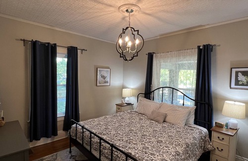 Lee's Summit Otro | Historical farmhouse close to shopping and dining.