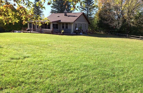 Elkhart Lake Casa | Historical Lodge in Elkhart Lake with Hot Tub